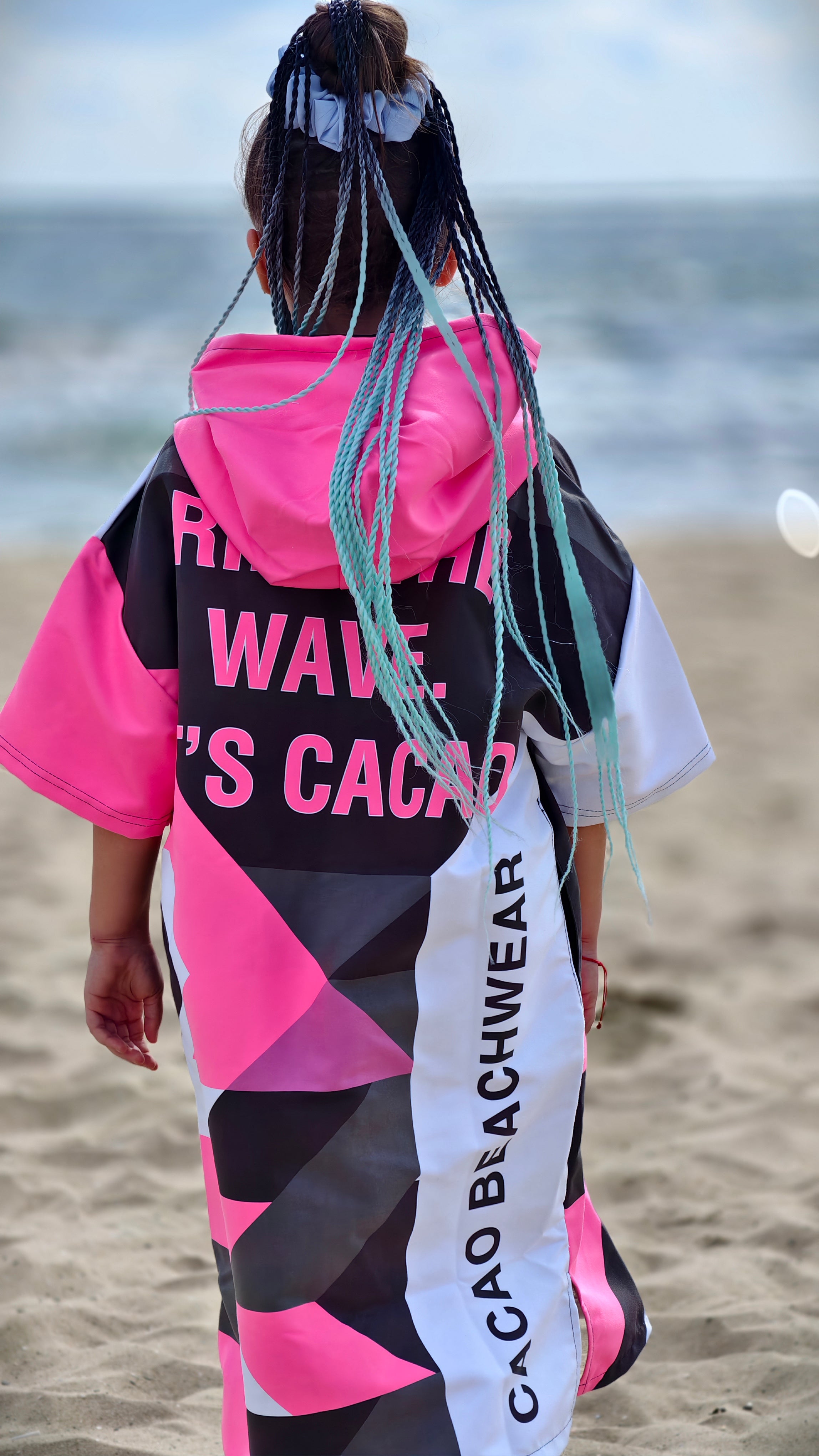 Solar Vibes Pink children’s beach poncho NanoDry Ultra™ towel for girls with hood, zipper and pockets – CACAO Beachwear™