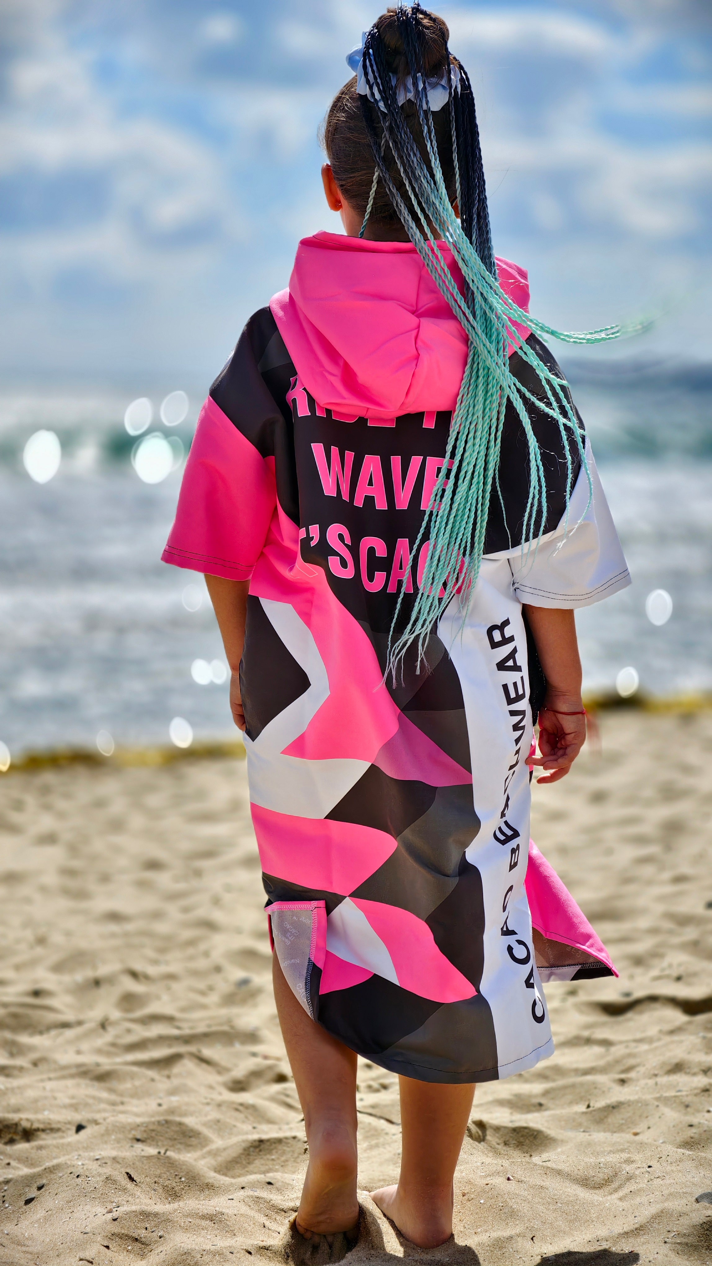Solar Vibes Pink children’s beach poncho NanoDry Ultra™ towel for girls with hood, zipper and pockets – CACAO Beachwear™