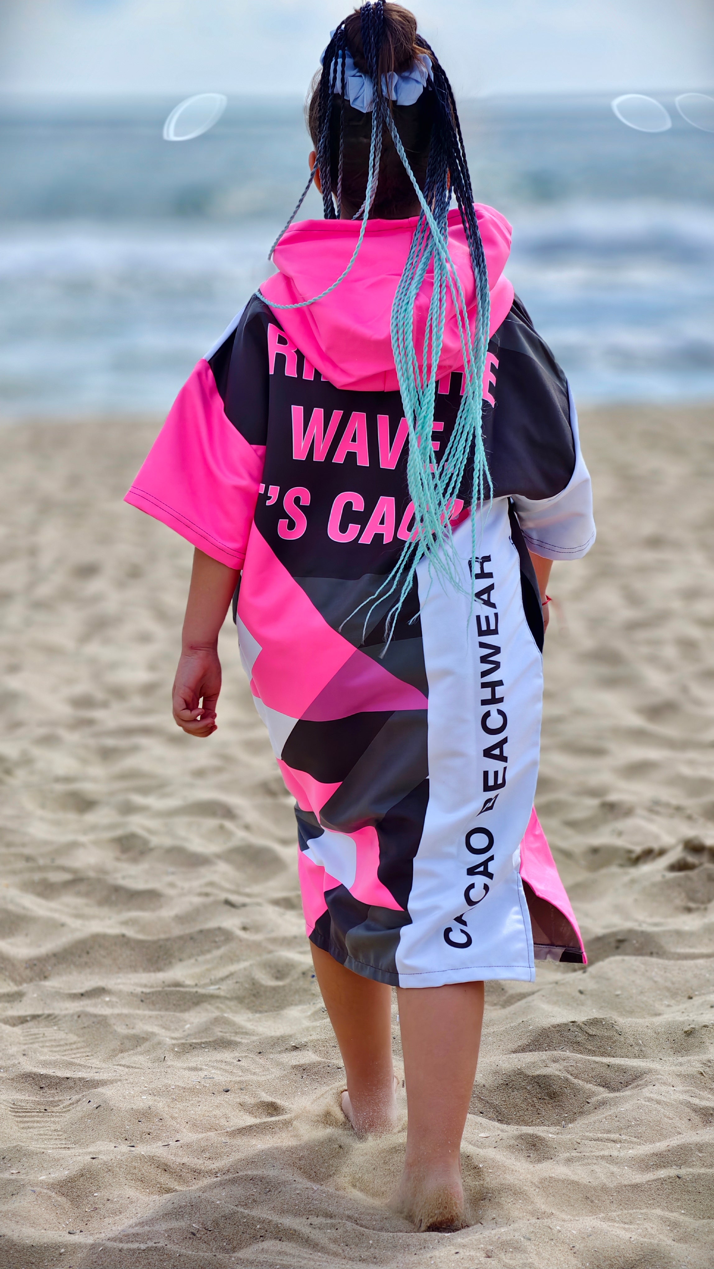 Solar Vibes Pink children’s beach poncho NanoDry Ultra™ towel for girls with hood, zipper and pockets – CACAO Beachwear™